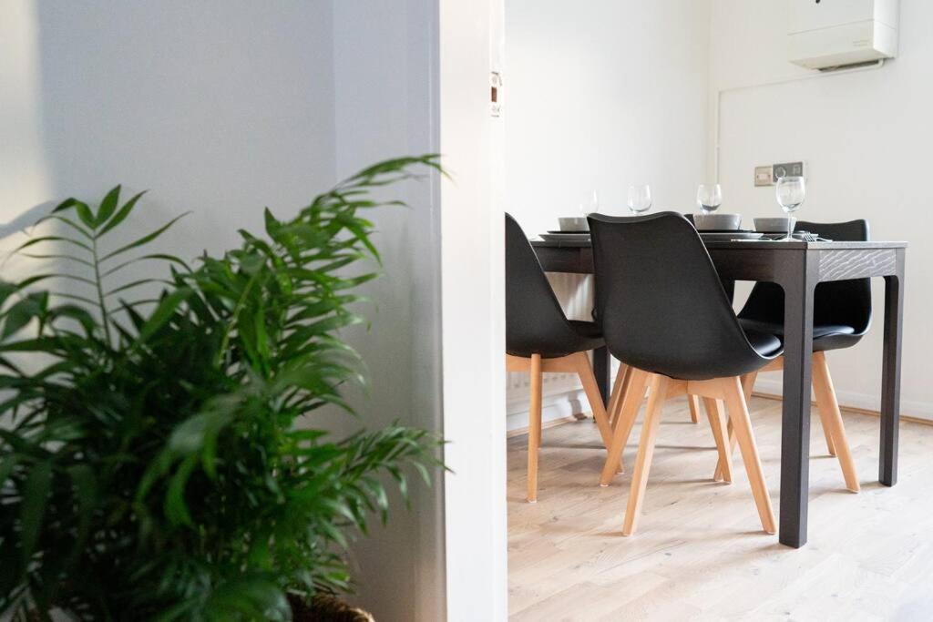 Calm Cosy House With Beautiful Riverside Walk To Centre Casa de Férias