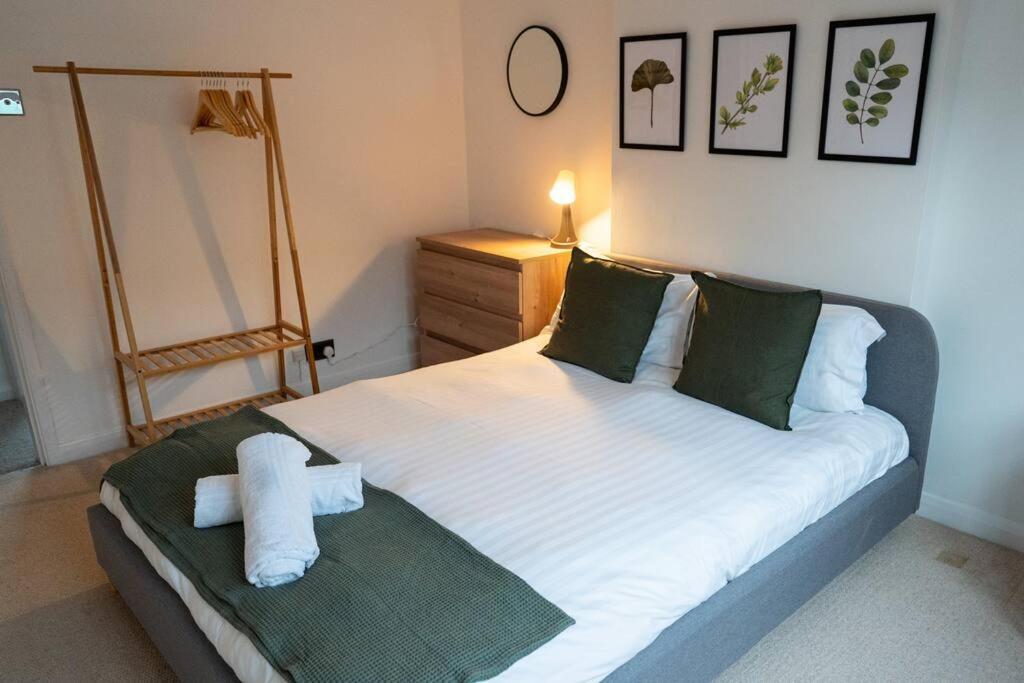 Calm Cosy House With Beautiful Riverside Walk To Centre Holiday home *