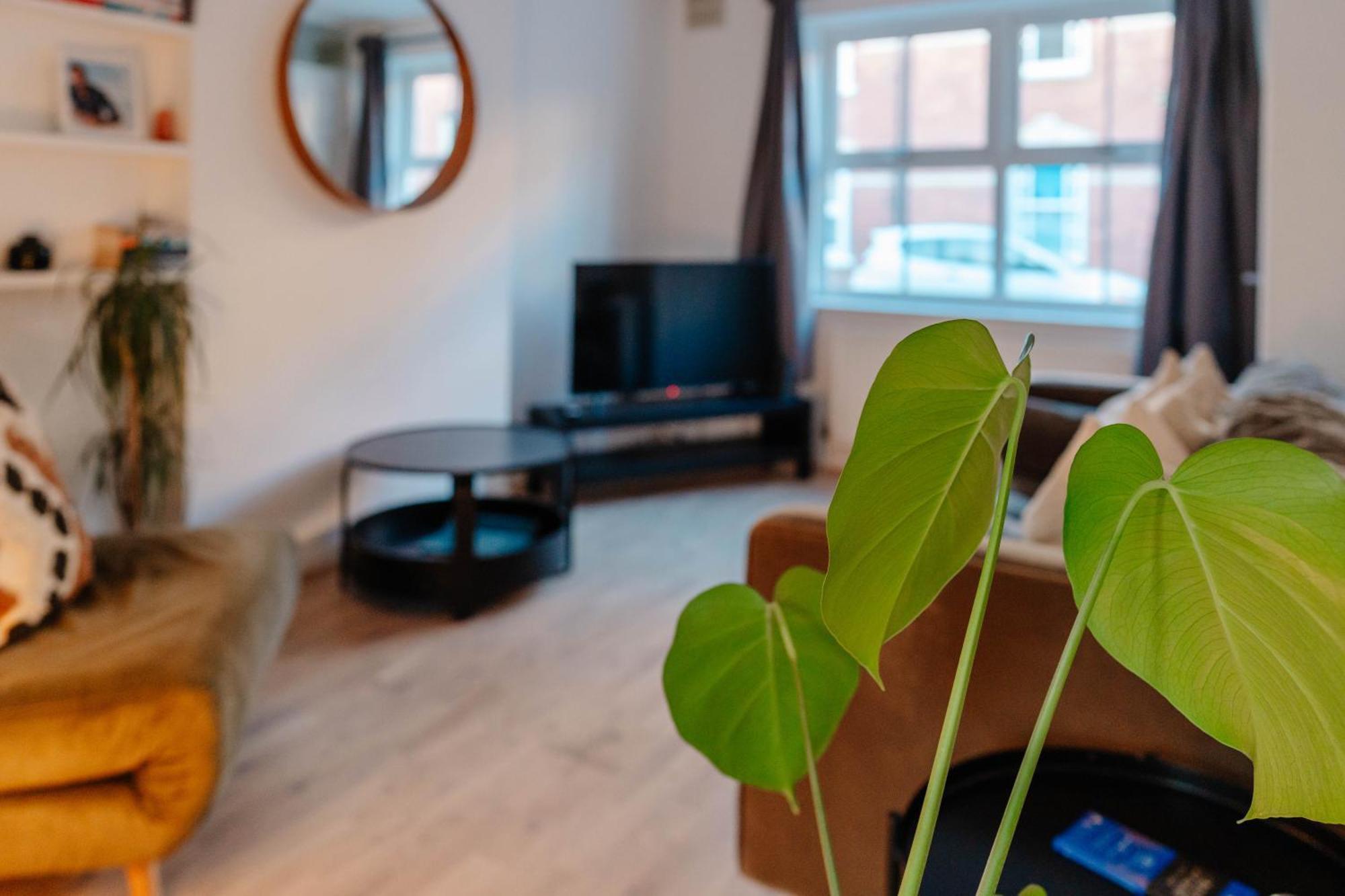 Calm Cosy House With Beautiful Riverside Walk To Centre