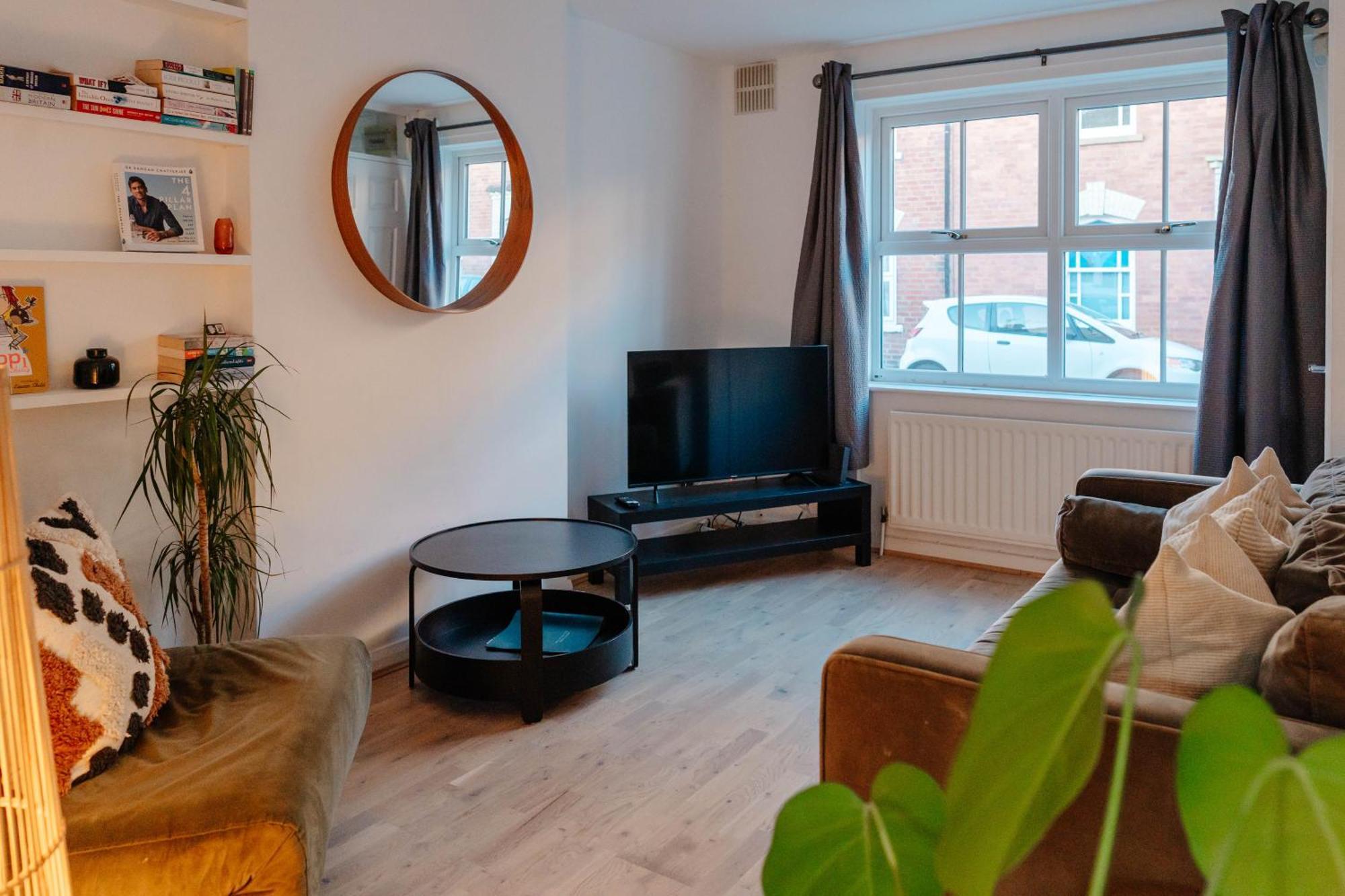 Calm Cosy House With Beautiful Riverside Walk To Centre Holiday home