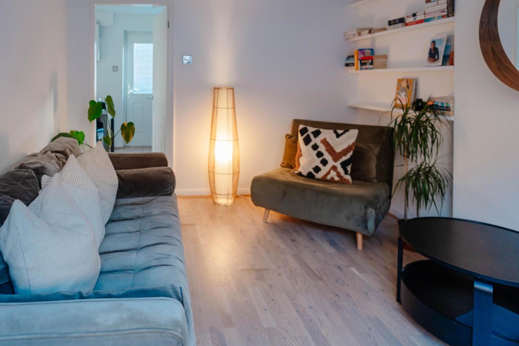 Holiday home Calm Cosy House With Beautiful Riverside Walk To Centre *
